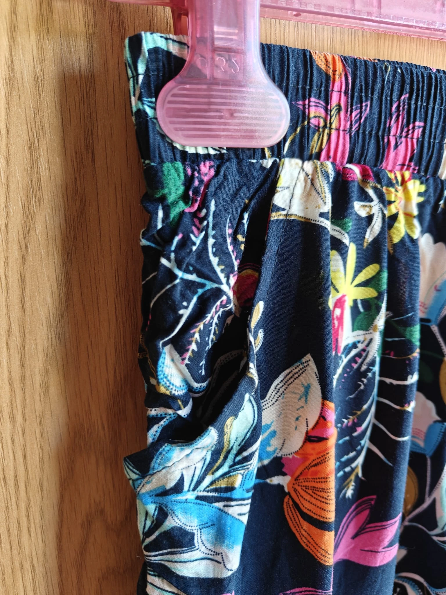Pantalones cortos cómodos con un estampado floral vibrante – photo 4